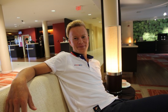 HJELPER GJERNE: Fritjof Røinås backer Daniel Hoelgaard som ny U23-verdensmester i Richmond. FOTO: Jarle Fredagsvik, procycling.no
