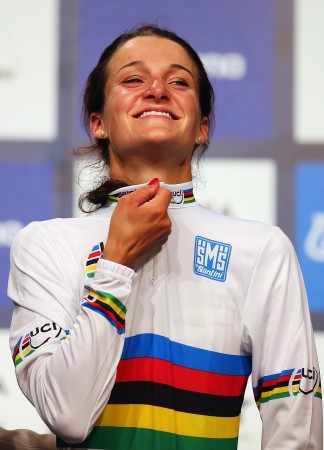 REGNBUETRØYEN: ELizabeth Armitstead kunne ikle seg regnbuetrøyen for første gang i karrieren da hun vant fellesstarten i Richmond. Foto: Bryn Lennon/Getty Images/AFP (NTB Scanpix)