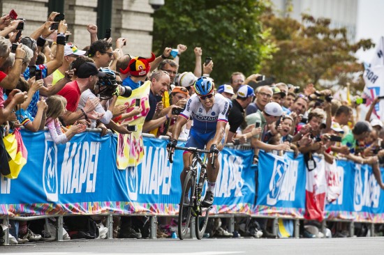 epa04953251 Peter Sagan of Slovakia comes around the final turn to win the Elite Men's Road Race at the 2015 UCI Road World Championships in Richmond, Virginia, USA 27 September 2015.  EPA/JIM LO SCALZO