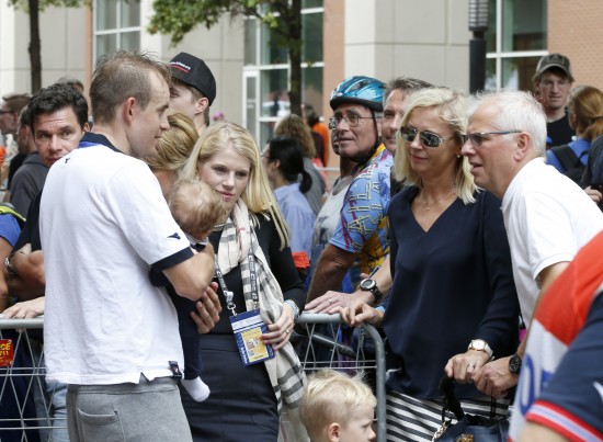Richmond, USA 20150927. VM landevei for menn elite under VM i Richmond. Alexander Kristoff møtte familien etter målgang. Kona Maren Kommedal, sønnen Liam på armen og sønnen Leo. Foto: Terje Pedersen / NTB scanpix