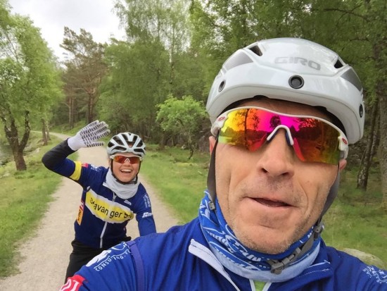 FAR SOM TRENER: Susanne Andersen har sin far som trener. Her er de sammen på sykkeltur. Foto: Privat