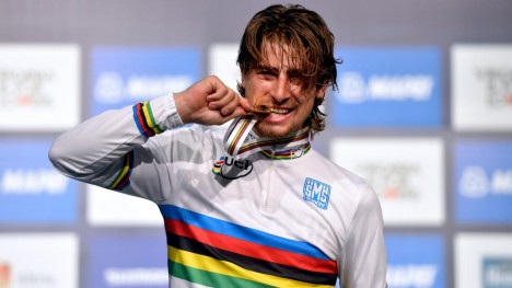 <b>SMAKTE GODT:</b> Peter Sagan trivdes godt med gullmedaljen og regnbuetrøyen i Richmond, men vet at han ikke kan hvile til tross for seieren. Foto: Tim de Waele (©TDWSport.com)