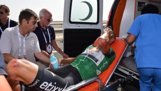 <b>VILLE FORTSETTE:</b> Tom Boonen ble slått bevisstløs etter velten i Abu Dhabi Tour, men ønsket likevel å fortsette. Det nektet legene, som sendte ham til sykehus. Foto: Tim de Waele (©TDWSport.com)