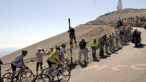 2009: Lance Armstrong, Alberto Contador og Andy Schleck klatrer Mont Ventoux i Tour de France i 2009. Neste år kan det fryktinngytende fjellet være tilbake på programmet (foto: Scanpix)