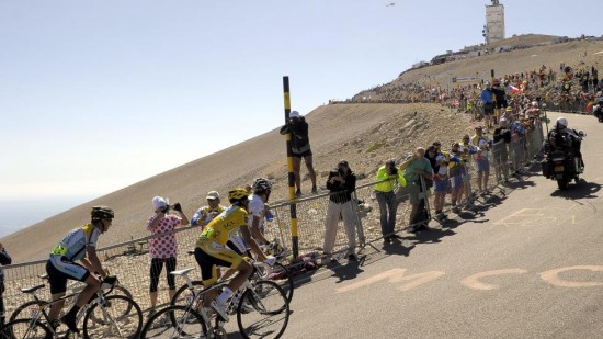 2009: Lance Armstrong, Alberto Contador og Andy Schleck klatrer Mont Ventoux i Tour de France i 2009. Neste år kan det fryktinngytende fjellet være tilbake på programmet (foto: Scanpix)