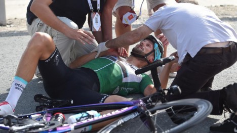 <b>UTSLÅTT</b> Tom Boonen var ikke ved bevissthet etter den kraftige smellen i Abu Dhabi. Legene mener det kan gå et halvt år før han er tilbake i konkurranse. FOTO: Tim De Waele/TDWSPORT.COM