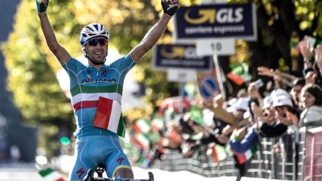 SOLOSEIER: Vincenzo Nibali tok en populær hjemmeseier i Giro di Lombardia søndag. Den italienske Astana-rytteren angrep på nest siste bakke og kom alene til mål i Como.  EPA/ANGELO CARCONI