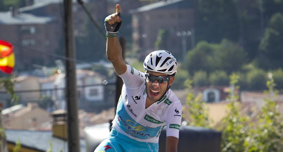 <b>VANT VUELTAEN:</b> Fabio Aru lyktes til slutt med å knekke Tom Dumoulin i årets Vuelta a España. Da er det lov til å juble. Foto: JAIME REINA (Scanpix/AFP)