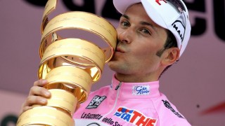 <b>LEGGER OPP:</b> Ivan Basso har bestemt seg for å avslutte sin karriere. Her fra han vant Giro d'Italia i 2006. Foto: Filippo MONTEFORTE (Scanpix/Afp)