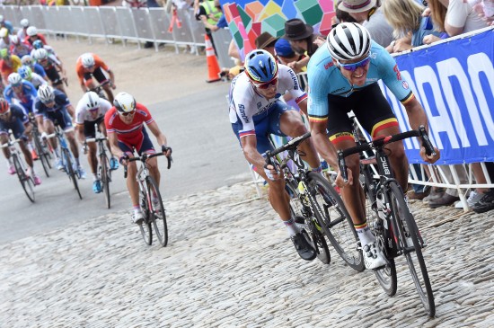 AVGJØRELSEN: Greg Van Avermaet dundrer inn i bakken, mens Peter Sagan er i ferd med å mobilisere sitt mottrekk. Bak ser du hvordan Edvald Boasson Hagen sliter med å følge duoen. ©Tim De Waele