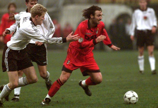 EN RESPEKTABEL KARRIERE: Det ble over 170 førstelagskamper for Jon Olav Hjelde i Nottingham Forest. Her forsøker han å få has på Christophe Dugarry i Milan-drakta. FOTO: Vincenzo Pinto REUTERS