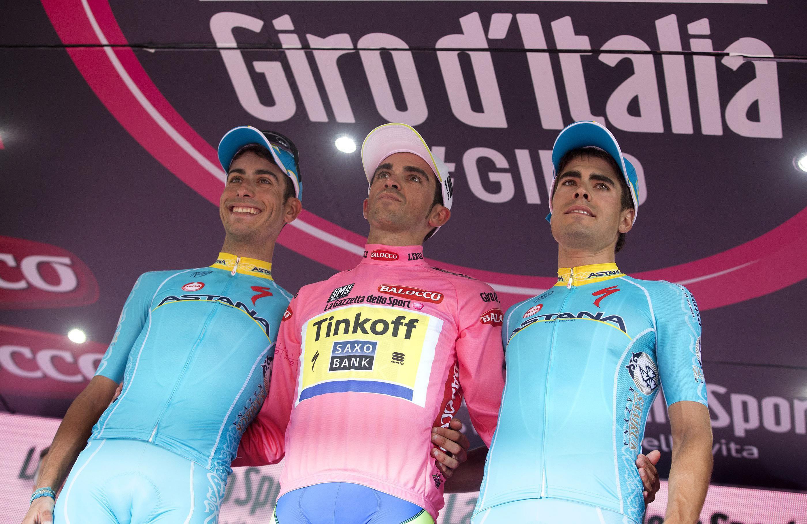 SKANDALER OG SUKSESS: Alberto Contador er her flankert av Fabio Aru og Mikel Landa under 2015-versjonen av Giro d'Italia. Tidligere den sesongen ville UCI ta fra laget profflisensen på grunn av dopingbruk i laget. EPA/CLAUDIO PERI