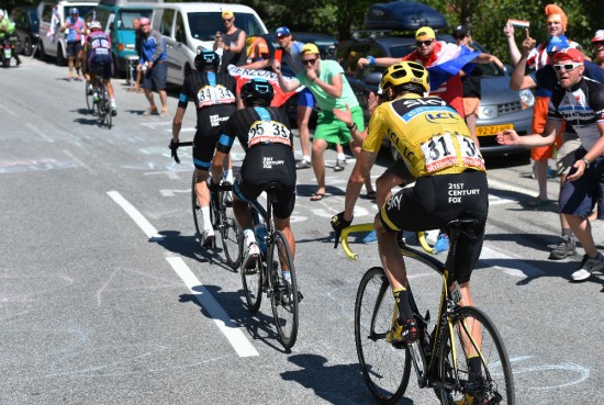 KRITISK HJELP: Chris Froome slet under tourens siste etapper og måtte guides av hjelperytterne sine for å ikke miste den gule trøyen. Foto: Tim de Waele (©TDWSport.com)