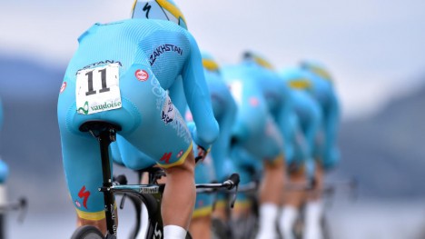 FÅR GODKJENT: UCI har funnet at Astana etterlever strenger krav og får beholde WorldTour-lisenen inn i sesongen 2016.  Foto: Tim de Waele (©TDWSport.com)