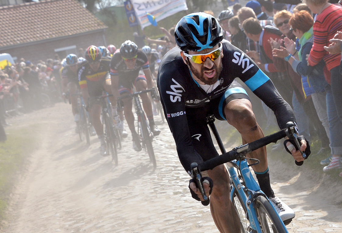 I STRIDENS KJERNE: Bradley Wiggins - som skal ha mottatt en pakke under siste dag av Critérium Du Dauphiné tilbake i 2012. Foto: Tim de Waele (©TDWSport.com)