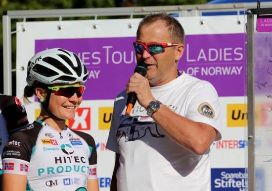 Kjell Erik Kristiansen intervjuer Emilie Moberg under årets Ladies Tour of Norway. Foto: MARCELA HAVLOVA