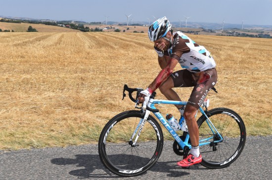 FIGHTER: På tross av en stygg velt kjempet Péraud seg til mål i Paris. FOTO: Tim De Waele/TDWSPORT.COM