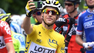 <b id="ext-gen1236">FORNØYD:</b> Tony Gallopin foreviget seg selv med gul trøye i starten av Tour de France. I årene som kommer kan antall ryttere reduseres på grunn av sikkerhet og ønsket om å skape mer attraktiv sykling. FOTO: Tim De Waele/TDWSPORT.COM