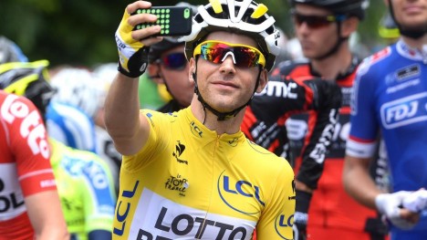 <b id="ext-gen1236">FORNØYD:</b> Tony Gallopin foreviget seg selv med gul trøye i starten av Tour de France. I årene som kommer kan antall ryttere reduseres på grunn av sikkerhet og ønsket om å skape mer attraktiv sykling. FOTO: Tim De Waele/TDWSPORT.COM