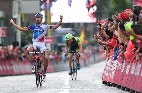 NESTEN 2: Johan Le Bon lurer Dylan Van Baarle i Eneco tour. Foto: Tim de Waele (©TDWSport.com)