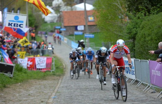 HAR DU GLEMT DETTE, TERPSTRA? Her tar Alexander Kristoff opp jakten på kvartetten foran oppover Paterberg. FOTO: Tim De Waele/TDWSPORT.COM