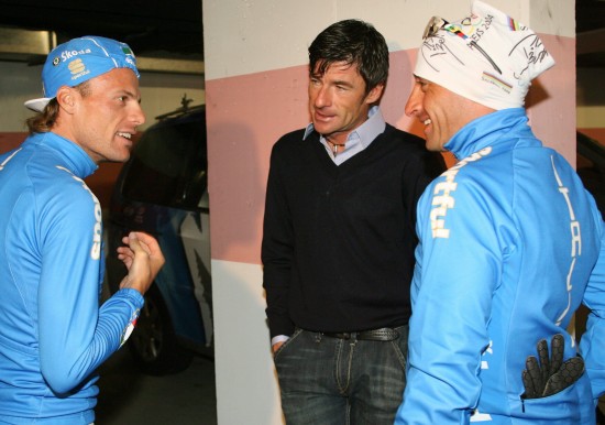 Defending cycling World Cup champion, Italy's Paolo Bettini (R), talks with 1991 Stuttgart Cycling world Championship winner Italian Gianni Bugno (C) and compatriot Danilo Di Luca as he gets ready for a training session, 27 September 2007 during the UCI Road World Championships in Stuttgart. Bettini is set to defend his rainbow jersey at the men's world championships road race on 30 September 2007, but has so far refused to sign the UCI's pledge demanding all participating riders to sign a pledge promising not to dope. Bettini came under fire because he alledgedly supplied sacked German cyclist Patrik Sinkewitz with doping products, according to television reports on 26 September. AFP PHOTO / DDP/ DAVID HECKER