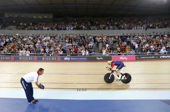 TRIVES: Wiggins, her i aksjon under timesrekorden, trives godt med å være tilbake på velodromen. FOTO: REUTERS/Andrew Winning