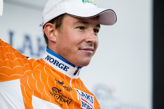 Harstad 20150813. Vegard Stake Laengen (Team Joker) smiler etter å ha fått på seg den laksefargede klatretrøyen etter første etappe i sykkelrittet Arctic Race of Norway i Harstad torsdag. Foto: Vegard Wivestad Grøtt / NTB scanpix