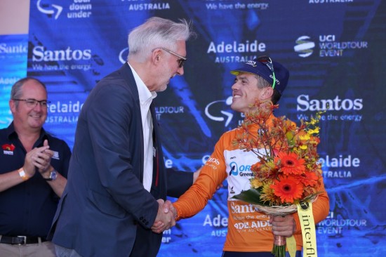 BEHOLDT LEDELSEN: UCI-president Brian Cookson gratulerer Simon Gerrans, som beholdt sammenlagtledelsen. Foto: Tim de Waele (©TDWSport.com)