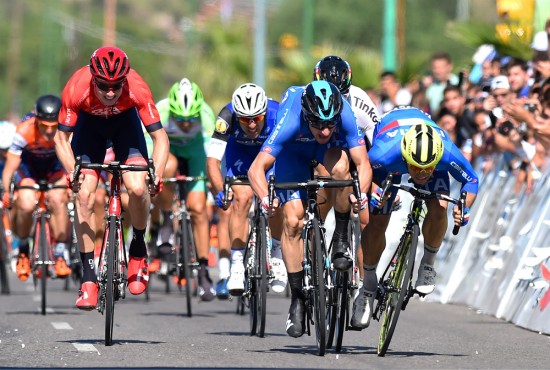 BAKHOLDSANGREP: Her kommer Jakub Mareczko bakfra og stjeler seieren fra Elia Viviani. FOTO: Tim De Waele/TDWSPORT.COM