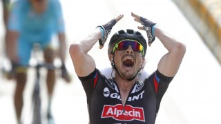 KLASSIKERNE I FARE: Det er lite som tyder på at John Degenkolb blir å se i Milano-Sanremo eller Paris-Roubaix etter at han brakk underarmen og nesten mistet en finger under trening i Spania nylig.  (AP Photo/Michel Spingler.file)