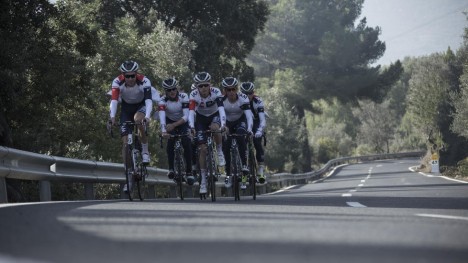 - DU MÅ BLI MYKERE!: Beskjeden fra IAM Cyclings laglege var ikke til å ta feil av. Nå tøyer Vegard Stake Laengen (til venstre i bildet) rundt en halvtime hver eneste dag. FOTO: IAM Cycling