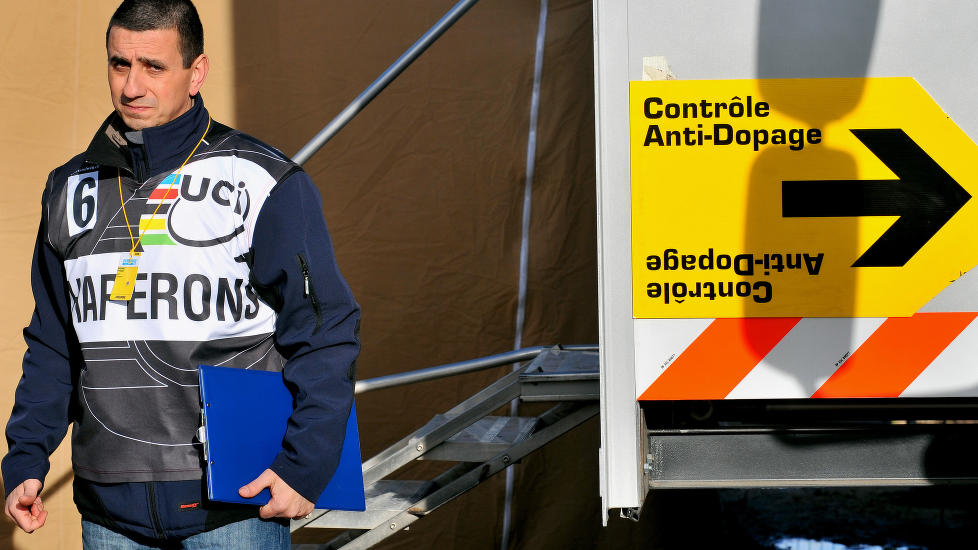 <b>DAG SOM NATT:</b> En endring i fransk lov, gjør at idrettsutøvere nå kan vekkes midt på natta for å avgi dopingprøver. Dette bildet er hentet fra etapperittet Paris-Nice. FOTO: Tim De Waele/TDWSPORT.COM