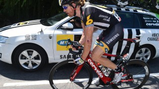 <b>HJELP FRA UVANT HOLD:</b> Følgebilen hadde forlatt Tyler Farrar da han innså at girskifteren var ødelagt. Da ble løsningen å låne sykkel og sko fra veikanten. FOTO: Tim De Waele/TDWSPORT.COM