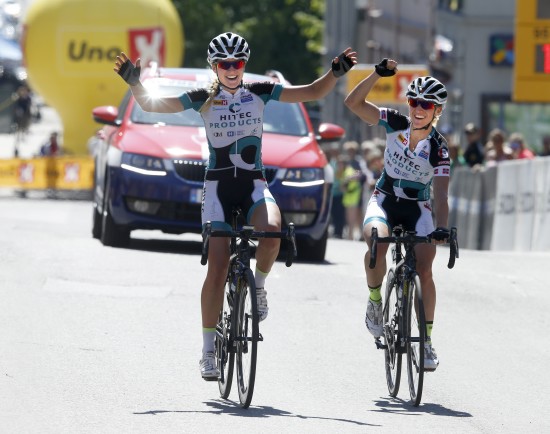DOBBELT HITEC: Det ble dobbelt Hitec i Lillehammer da Miriam Bjørnsrud vant damenes fellesstart i NM foran Cecilie Gotaas Johnsen (t.h). Foto: Terje Pedersen / NTB scanpix