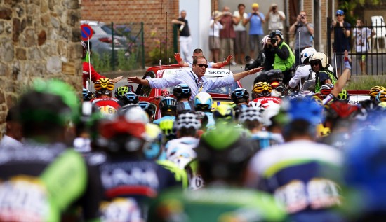 epa04834291 Christian Prudhomme (back), General Director of the Tour de France, stops the race for a neutralization period following a crash at the bottom of the Cote de Bohissau near Andenne, Belgium, 06 July 2015, during the 3rd stage of the 102nd edition of the Tour de France 2015 cycling race over 159.5km between Anvers and Huy, Belgium. EPA/YOAN VALAT