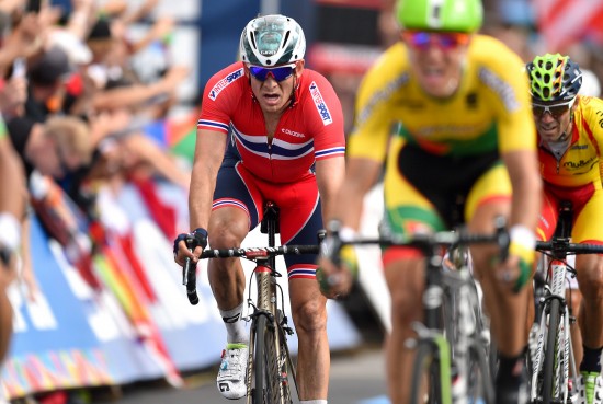 EN LITEN SYKKELNASJON: Men vi skal være stolte av at Norge har to av verdens beste syklister. Her har VM-medaljen nettopp gluppet for Alexander Kristoff. FOTO: Tim De Waele/TDWSPORT.COM