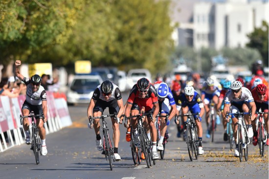 JUBEL: Lagkamerat Nathan Haas la ned en solid innsats for Edvald og kan sees jublende ute til høyre. Foto: Tim De Waele/TDWSPORT.COM