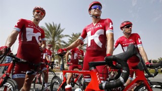 I QATAR: Kristoff står med sine lagkamerater før sesongen starter i Tour of Qatar (foto: EPA/Sebatien Nogier)