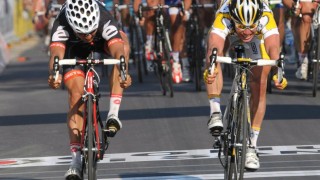 DET FØRSTE MONUMENTET: For snart sju år siden sto Mark Cavendish på toppen av podiet i Sanremo. Danske Brian Holm mener fortsatt han kan bli klassikerkonge, også i Paris-Roubaix.  EPA/LUCA ZENNARO