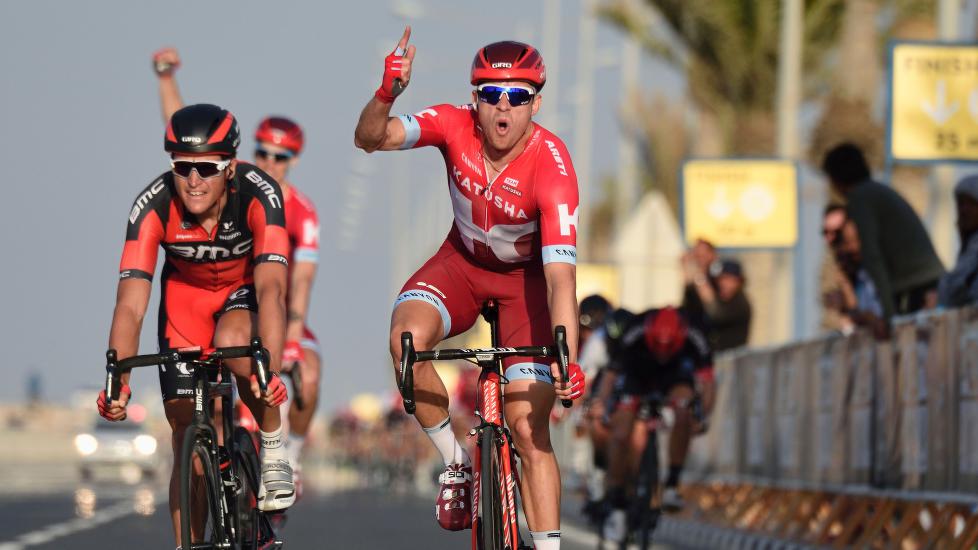 HET FAVORITT: Alexander Kristoff vinner her etappen i Madinat Al-Shamal under Tour of Qatar. Tidligere i rittet fikk også 28-åringen teste deler av VM-løypa. Da var også landslagssjef Stig Kristiansen til stede. FOTO:  / AFP / ERIC FEFERBERG