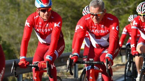 PÅ TUR MED SJEFEN: Igor Makarov (til høyre) ønsket å bygge opp et nytt Katusha med en renere, og mer internasjonal profil. Det har ikke gått helt etter planen. Her sykler han sammen med Alexander Kristoff under treningsleir på Calpe. FOTO: Tim De Waele/TDWSPORT.COM