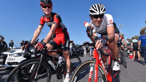 DEN SISTE REISEN: Fabian Cancellara viste fram at han har alvorlige hensikter i sin siste sesong på landeveien da han vant på Mallorca nylig. Her er han avbildet i et mer avslappet øyeblikk under Dubai Tour. Til venstre: Ben Hermans, BMC. FOTO: Tim De Waele/TDWSPORT.COM