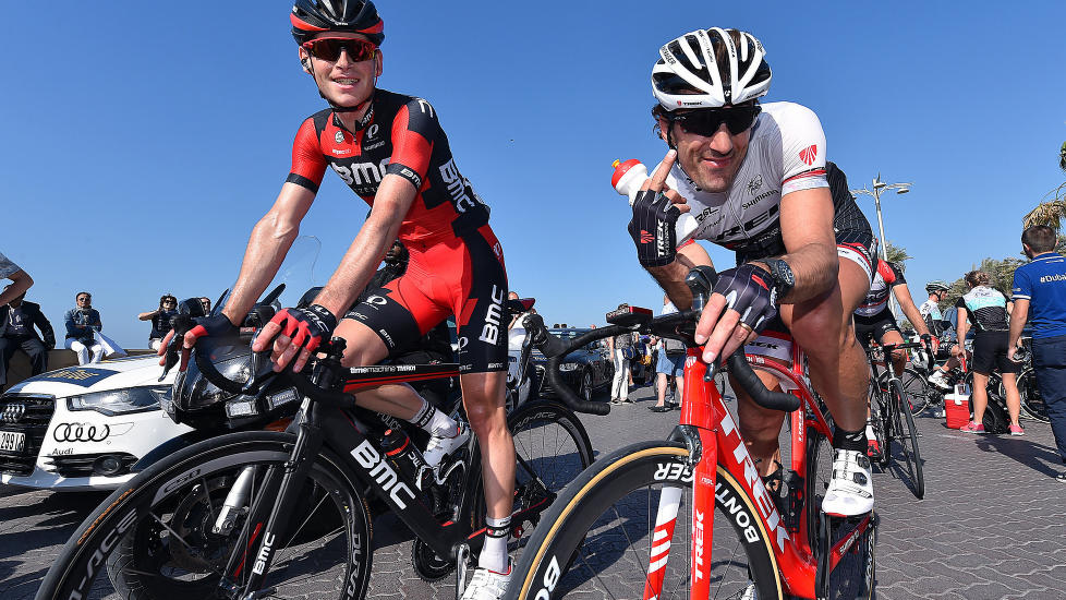 DEN SISTE REISEN: Fabian Cancellara viste fram at han har alvorlige hensikter i sin siste sesong på landeveien da han vant på Mallorca nylig. Her er han avbildet i et mer avslappet øyeblikk under Dubai Tour. Til venstre: Ben Hermans, BMC. FOTO: Tim De Waele/TDWSPORT.COM