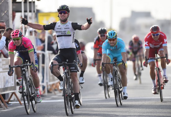KLART BAK: Alexander Kristoff (helt til høyre) hadde lite å svare med i spurten da Mark Cavendish koblet inn turboen og vant første etappe i Qatar. Foto: Tim de Waele (©TDWSport.com)