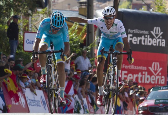 DYNAMISK DUO: Luis León Sánchez (til venstre) viste seg igjen som et ypperlig kort å spille ut for Astana og sammenlagtkaptein Fabio Aru. Her jubler han og Aru for samarbeidet mot slutten av Vuelta a España i fjor. Foto: Jaime Reina / Afp / NTB scanpix