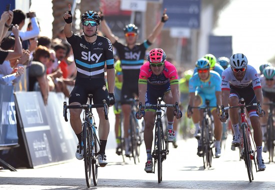 SERVERT: Elia Viviani fikk et godt opptrekk fra sine Sky-kompiser og tok hjem spurten på den 2. etappen av Dubai Tour. FOTO: Tim De Waele/TDWSPORT.COM