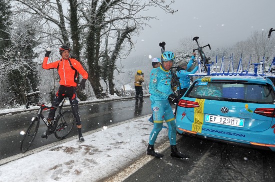 BMC-rytter Marcus Burghardt har det moro i snøen. (c) Tim De Waele
