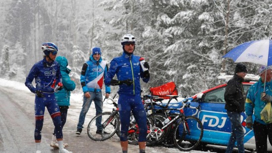 KALDT: Odd Christian Eiking (til venstre) hadde en kald dag på sykkelen under den tredje etappen av Paris-Nice. Foto: AFP / KENZO TRIBOUILLARD