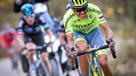 TETT KAMP: Alberto Contador (foran) gjorde et tappert forsøk, men klarte ikke å ta inn nok sekunder på Geraint Thomas (bak).  Foto: LC (©TDWSport.com)